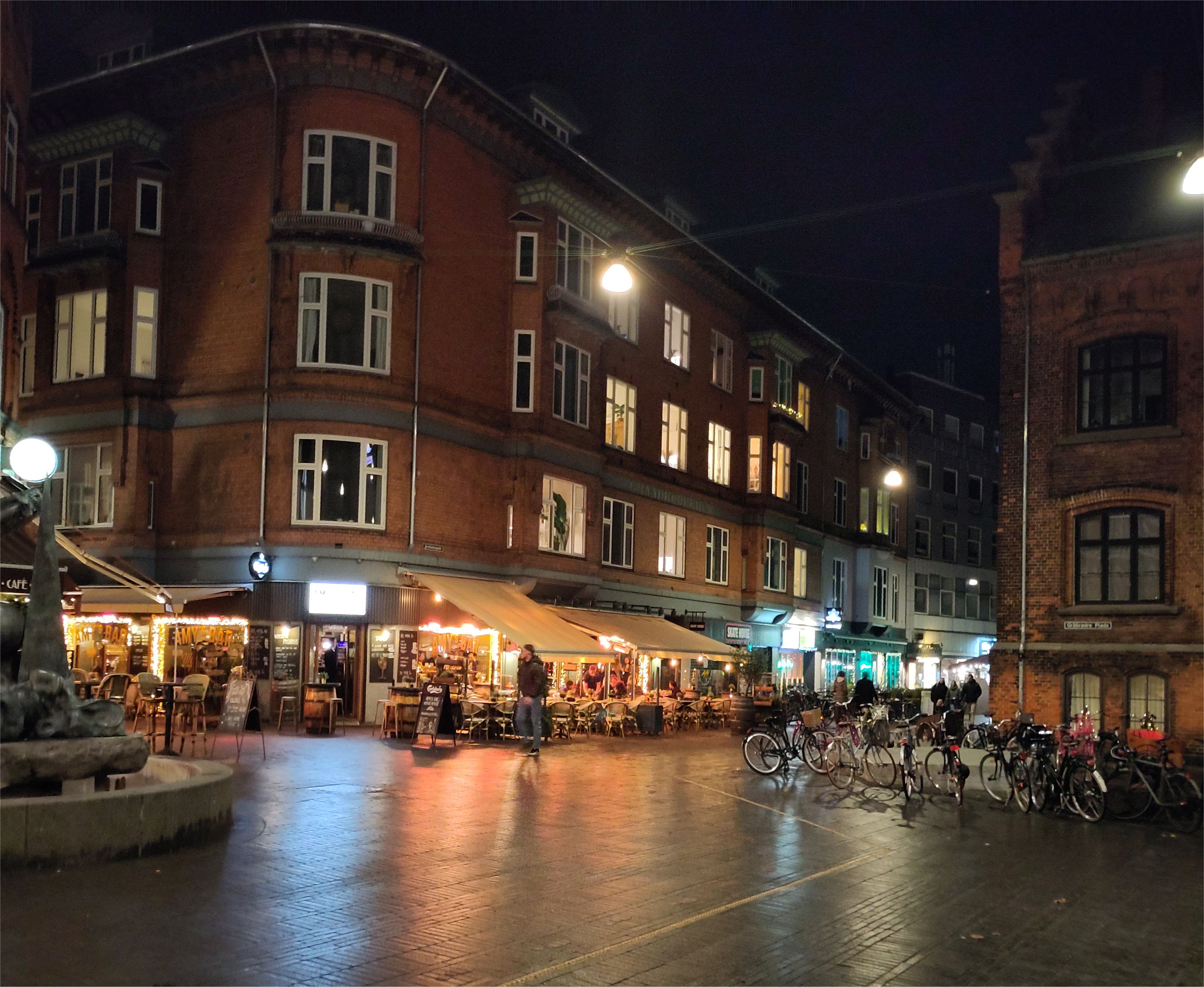 In Odense sitzen Leute auch im Winter im Freien im Cafe!